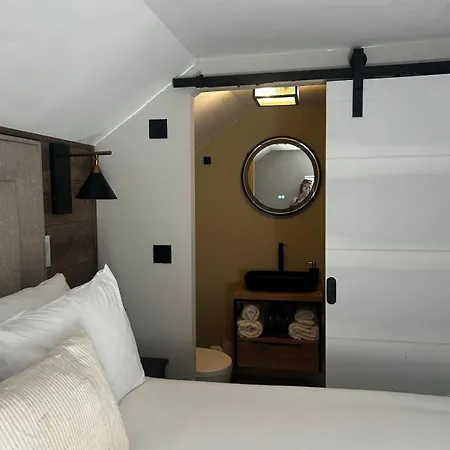 The Glen Quarter Guest house